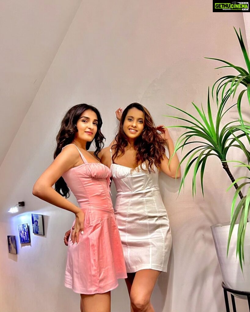 Shiny Doshi Instagram - "Life is simply better when we're together! 💫 #friendslikefamily #mypartnerincrime #mygotoperson " Location @sadh_villas Sadh Villa, Karjat