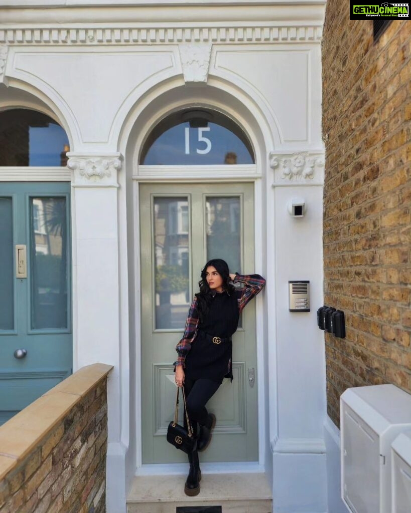 Shiny Doshi Instagram - "Embracing the winter chill in style ❄️🖤 #WinterElegance" Wearing:- @a.la.modebyakanksha London, UK