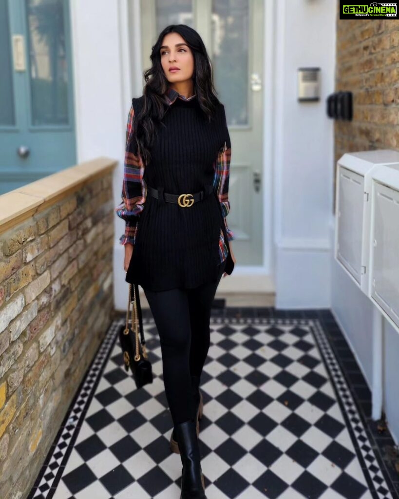 Shiny Doshi Instagram - "Embracing the winter chill in style ❄️🖤 #WinterElegance" Wearing:- @a.la.modebyakanksha London, UK