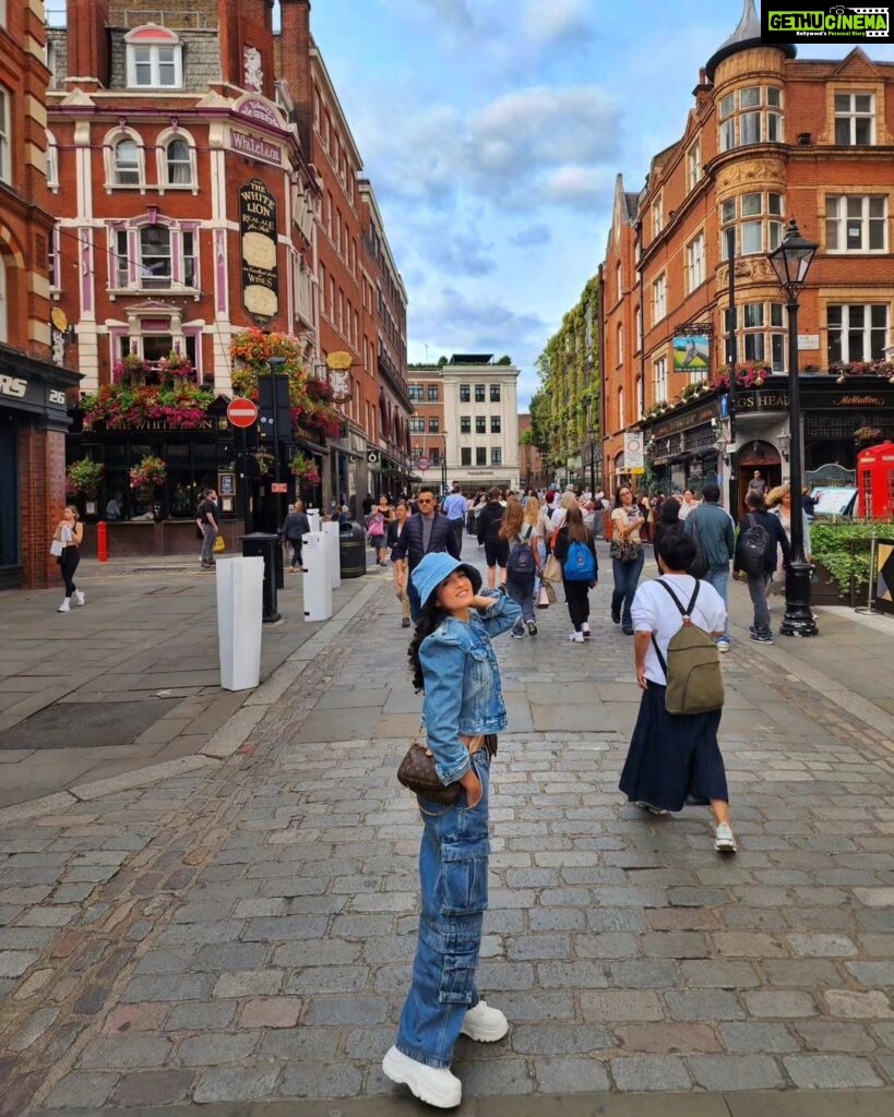 Shiny Doshi Instagram - "Lost in the enchanting streets of London, where every corner holds a new adventure 🇬🇧✨ #LondonLove #CityExploration #FeelingAlive" London, UK