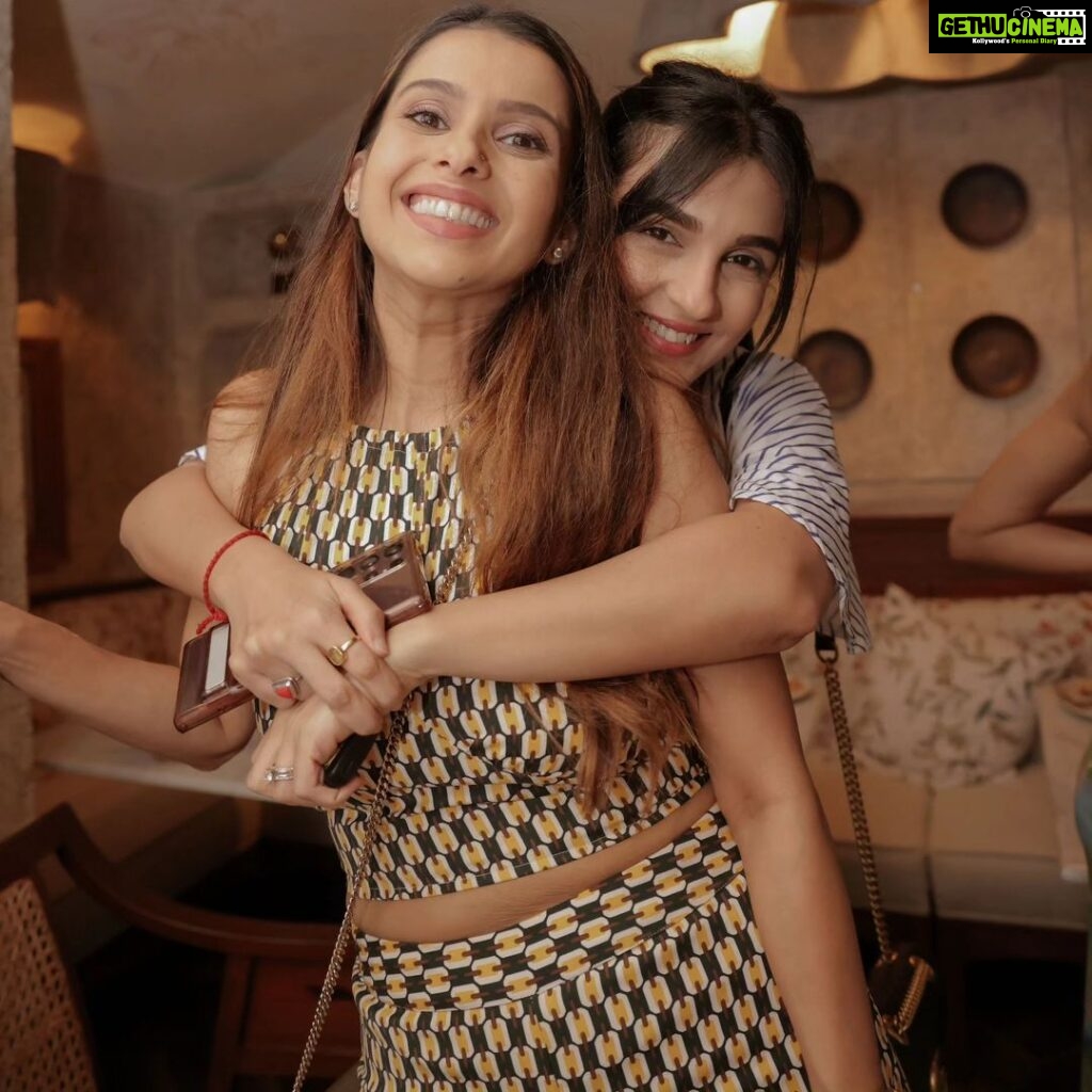 Shiny Doshi Instagram - "Embracing the Friday night lights with endless laughter and joy at @queseraseramumbai launch party. Cheers to unforgettable moments and unforgettable friendships!" Que Sera Sera