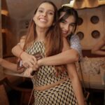 Shiny Doshi Instagram - "Embracing the Friday night lights with endless laughter and joy at @queseraseramumbai launch party. Cheers to unforgettable moments and unforgettable friendships!" Que Sera Sera