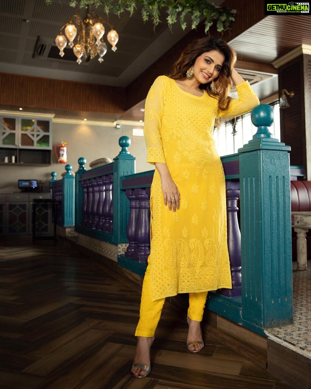 Shirin Kanchwala Instagram - Live life in warm yellows💛