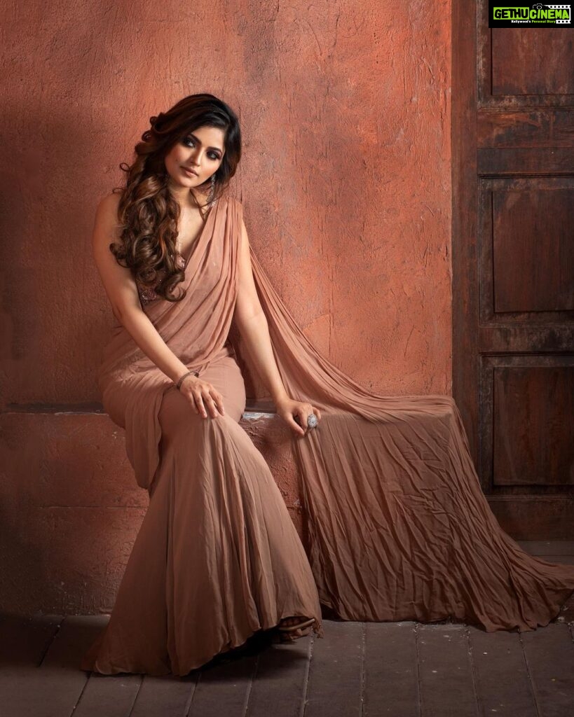 Shirin Kanchwala Instagram - Your life isn’t yours if you constantly care about what others think. MUA @kajolrpaswwan 📸 @editmasterindia Outfit by @shlokakhialaniofficial Jwellery @kohar_jewellery