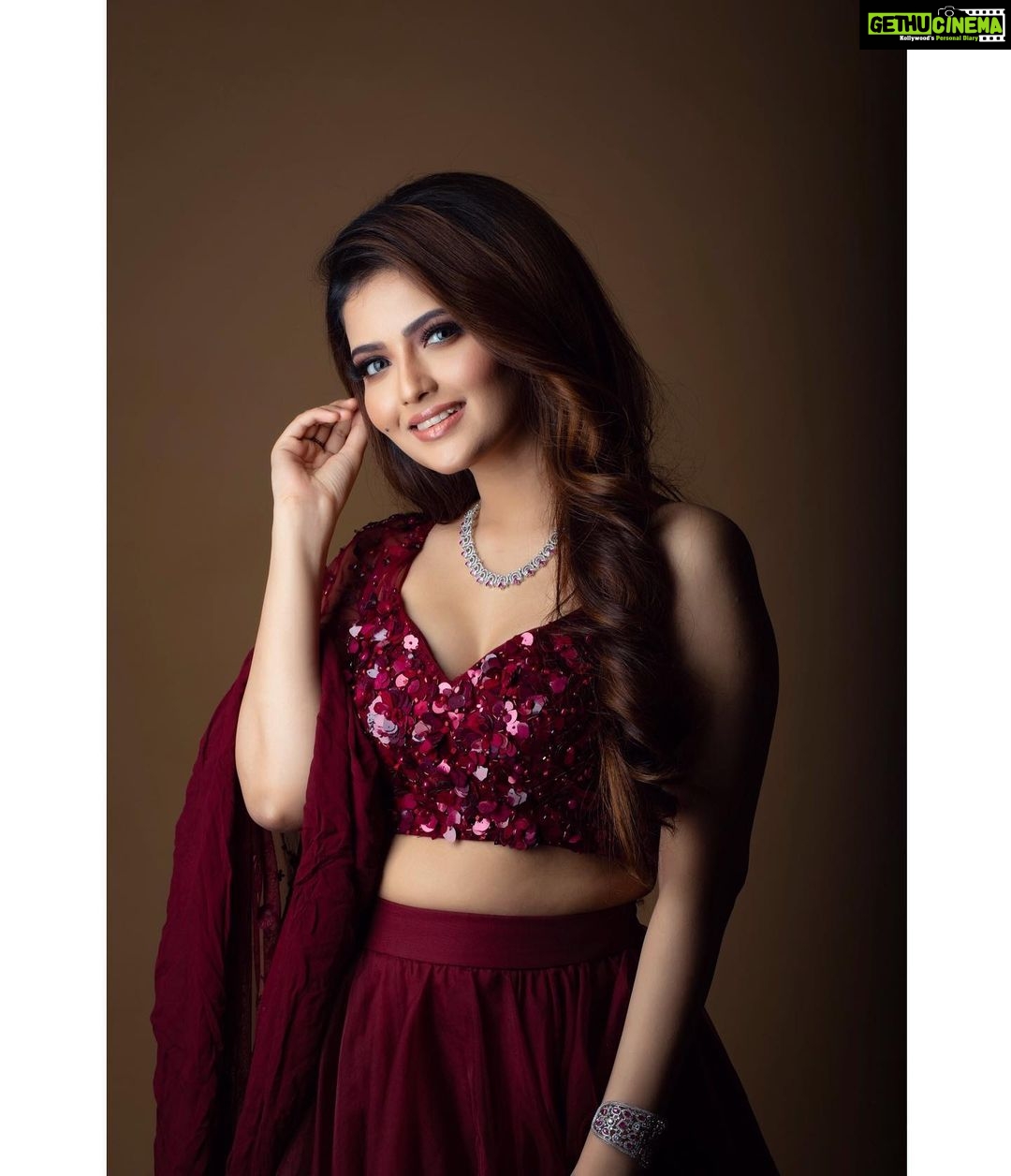 Shirin Kanchwala Instagram - I’ve got nothing to do today but smile🙃 Makeup by @kajolrpaswwan 📸 @editmasterindia Outfit by @shlokakhialaniofficial Jwellery @kohar_jewellery