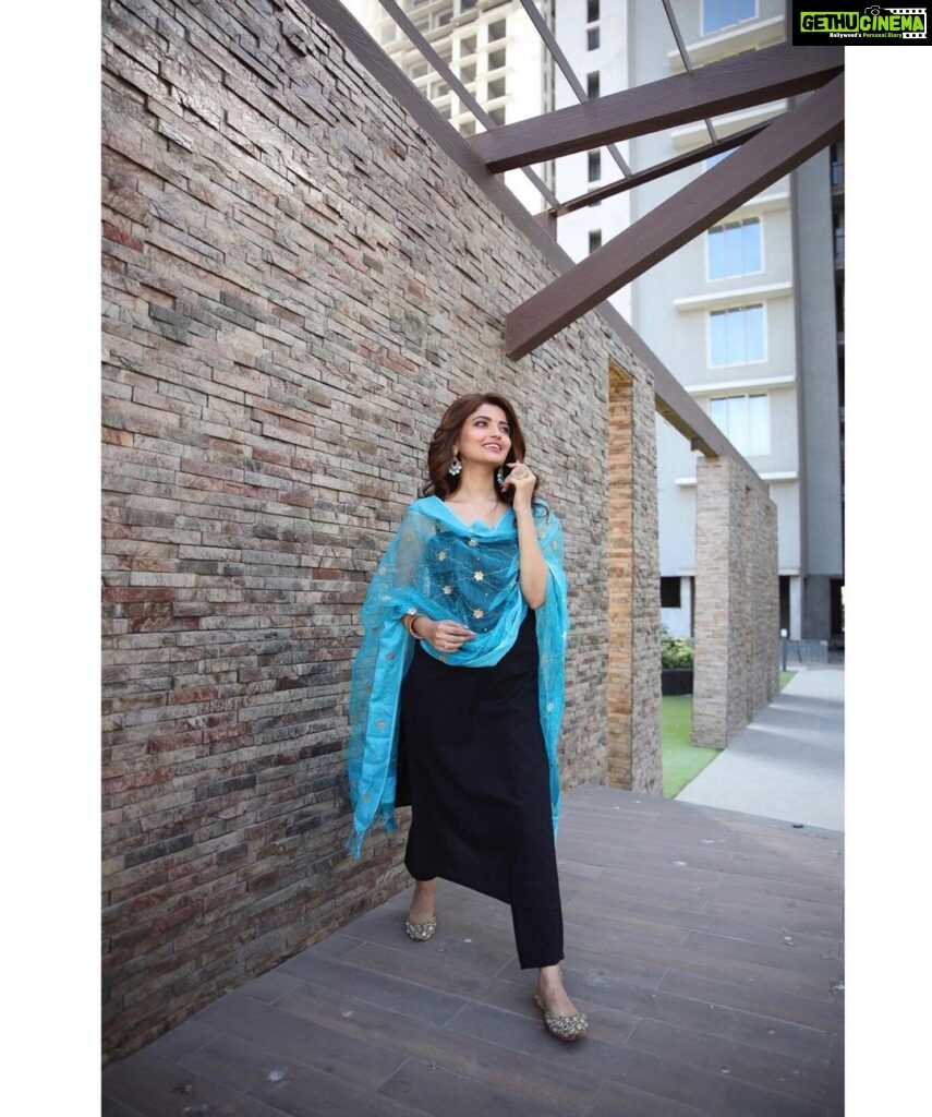 Shirin Kanchwala Instagram - Smile is the best makeup🙂 👗 @lavanyathelabel 📸 @ajpictography Styled by @riyabhatu_ 💄 @makeup_glamandbeautyofficial_ Ekta Tripolis