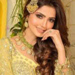 Shirin Kanchwala Instagram – One eye sees, the other one feels💛

MUA @kajolrpaswwan & team
Jwellery @golecha_jewels 
Outfit @white__maisondecouture @abhinavmishra_ 
Hair @hairbymeenasomani Mumbai, Maharashtra