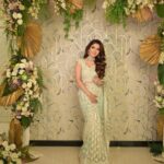 Shirin Kanchwala Instagram – Six yards of sheer elegance.

MUA @kajolrpaswwan 
Jwellery @malkishjewels 
Outfit @white__maisondecouture 
Hair @hairbymeenasomani
