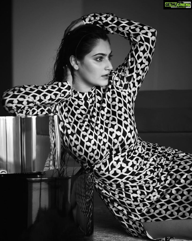 Shivaleeka Oberoi Instagram - The beauty of contrast 🖤✨