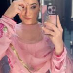 Shivaleeka Oberoi Instagram - Felt as pretty as a phool might delete later 🌸🤪 Bindi or no bindi? 💕