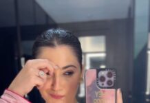 Shivaleeka Oberoi Instagram - Felt as pretty as a phool might delete later 🌸🤪 Bindi or no bindi? 💕