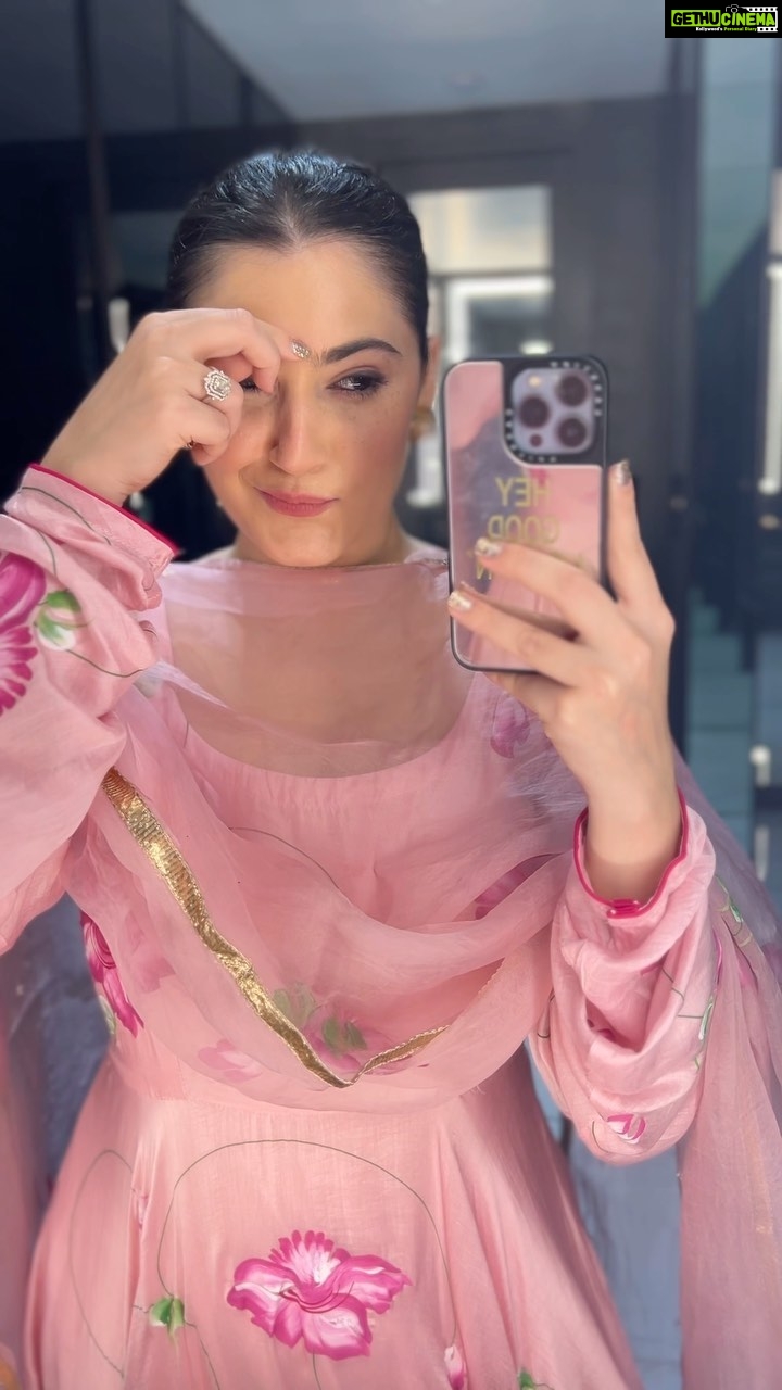 Shivaleeka Oberoi Instagram - Felt as pretty as a phool might delete later 🌸🤪 Bindi or no bindi? 💕