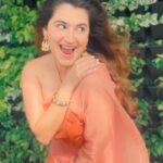 Shivaleeka Oberoi Instagram - Windy day 💨🍃👀 #SareeLove #OrangeIsTheNewBlack 🧡