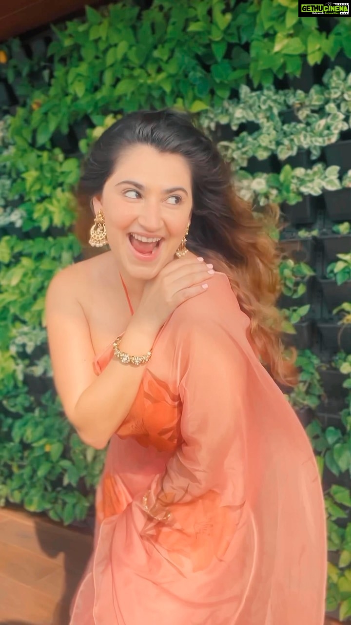 Shivaleeka Oberoi Instagram - Windy day ๐จ๐๐ #SareeLove #OrangeIsTheNewBlack ๐งก