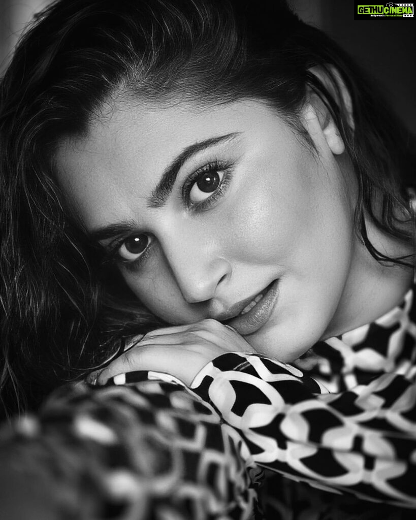 Shivaleeka Oberoi Instagram - The beauty of contrast 🖤✨