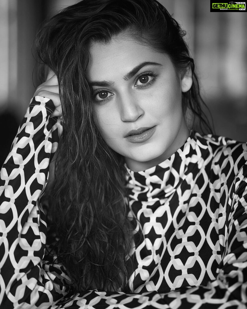 Shivaleeka Oberoi Instagram - The beauty of contrast 🖤✨