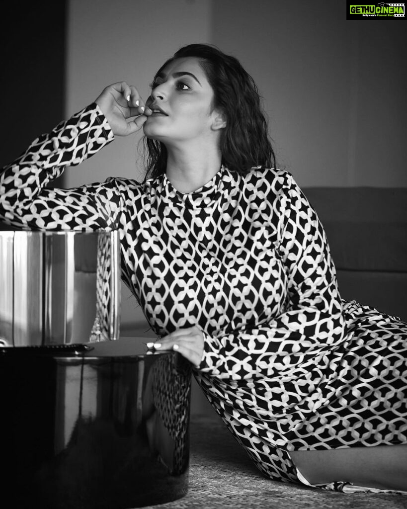 Shivaleeka Oberoi Instagram - The beauty of contrast 🖤✨