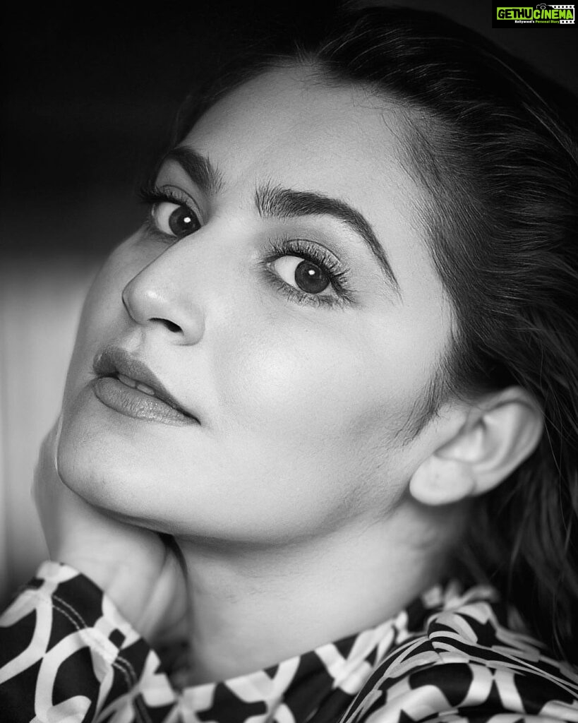 Shivaleeka Oberoi Instagram - The beauty of contrast 🖤✨