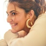 Shivaleeka Oberoi Instagram – Bringing a little sunshine and a lot of smiles to your feed! 😌☀️
📸 @anamika_