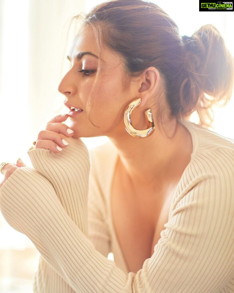Shivaleeka Oberoi Instagram - Bringing a little sunshine and a lot of smiles to your feed! 😌☀️ 📸 @anamika_