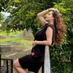 Shivaleeka Oberoi Instagram - Nature’s detox : unplug & reconnect. 🧘🏻‍♀️🍃 #Weekend #Detox #IntoTheWoods #Inhale #Exhale 🌬️