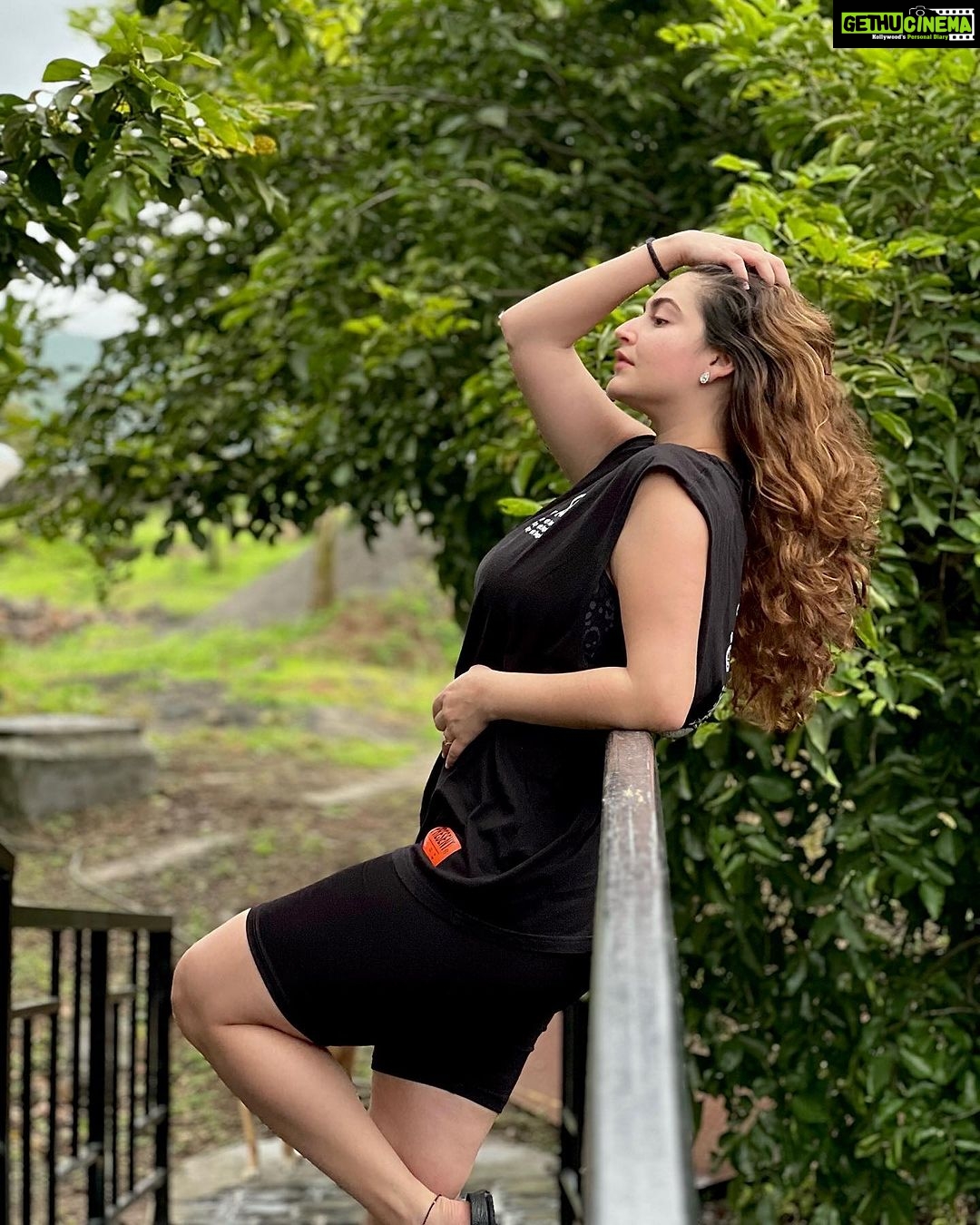 Shivaleeka Oberoi Instagram - Nature’s detox : unplug & reconnect. 🧘🏻♀️🍃 #Weekend #Detox #IntoTheWoods #Inhale #Exhale 🌬️