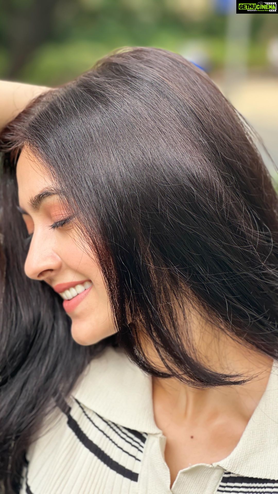 Shivangi Khedkar Instagram - Tell me something nice like flowers and blue sky 🌸 #flowersandeverythingnice