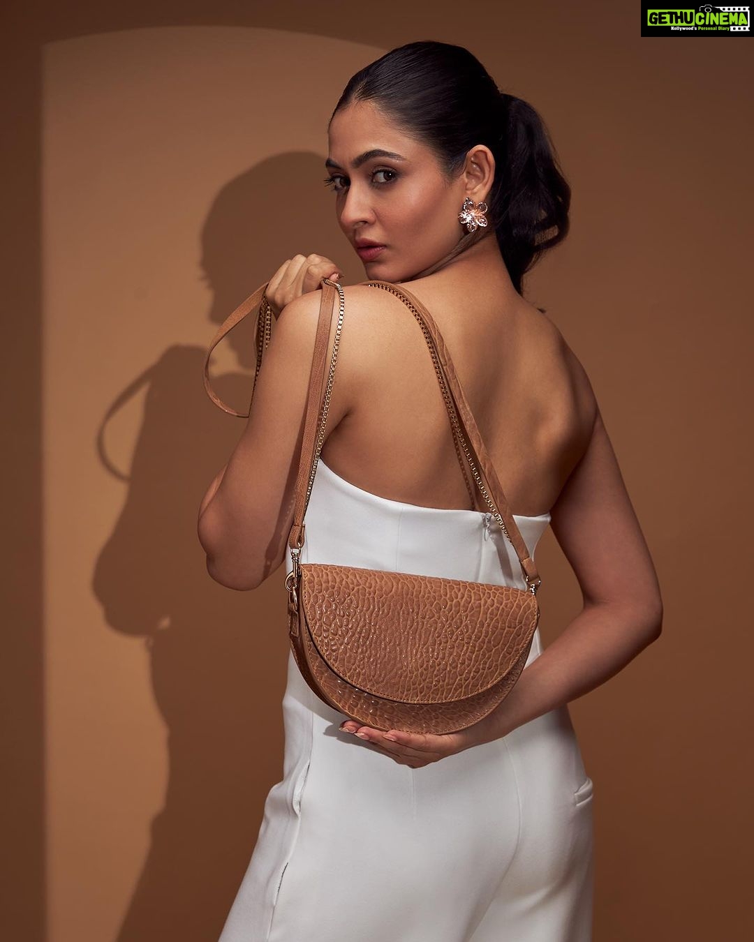 Shivangi Khedkar Instagram - Newest obsession 👜 @shopoddcat . . . @vegastar.entt Photography by @keyur_shailesh #newbag #newcollection #obsession #oddcat #vegastartalent