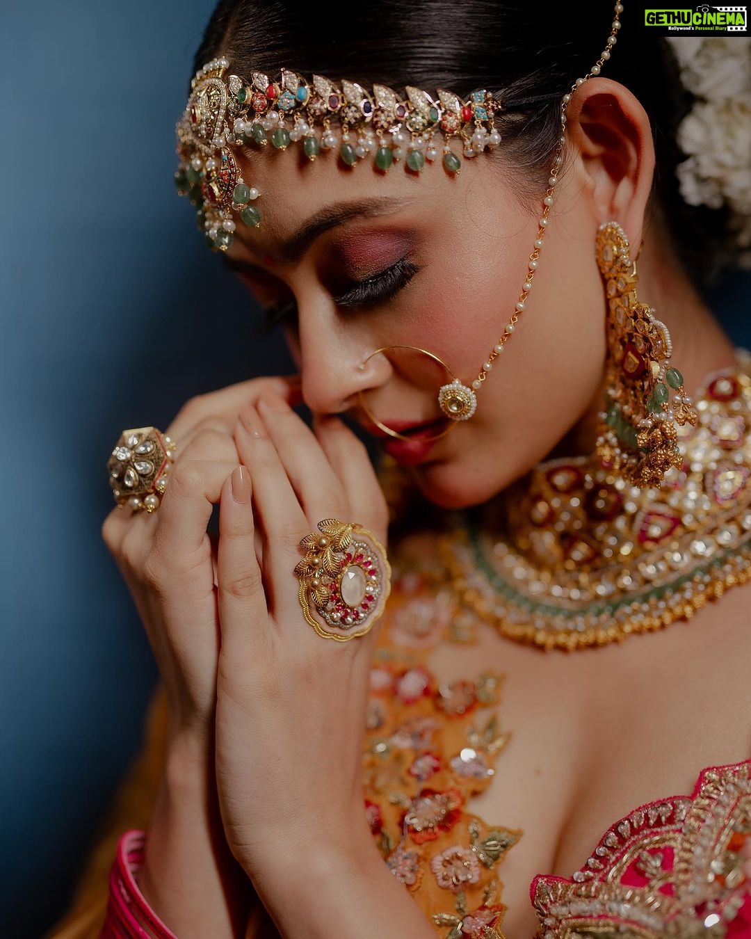 Shivangi Khedkar Instagram - वो नूर का झरना है ✨ Jewellery: @mkjewels_india Makeup: @forumgami_artistry Hair : @hairbykrinashah Outfit: @emiraasbyindrani Photographer: @fotocaters @lifestylebyfotocaters . . . #lehenga #indianwear #fashion