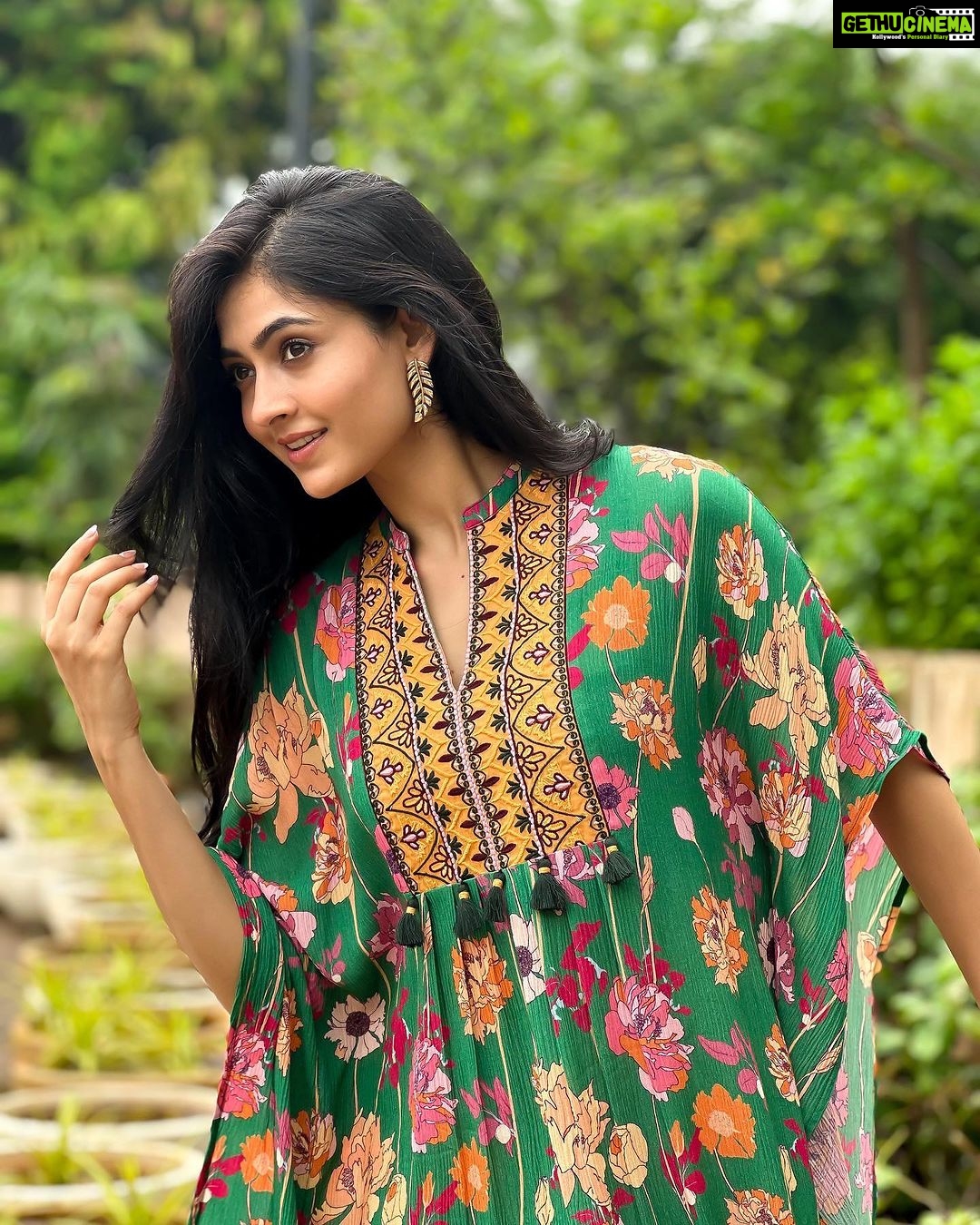Shivangi Khedkar Instagram - Waves of Green @sewtableclothing . . . #clothingbrand #collaboration #dresses #vegastartalent #fashion @vegastar.entt