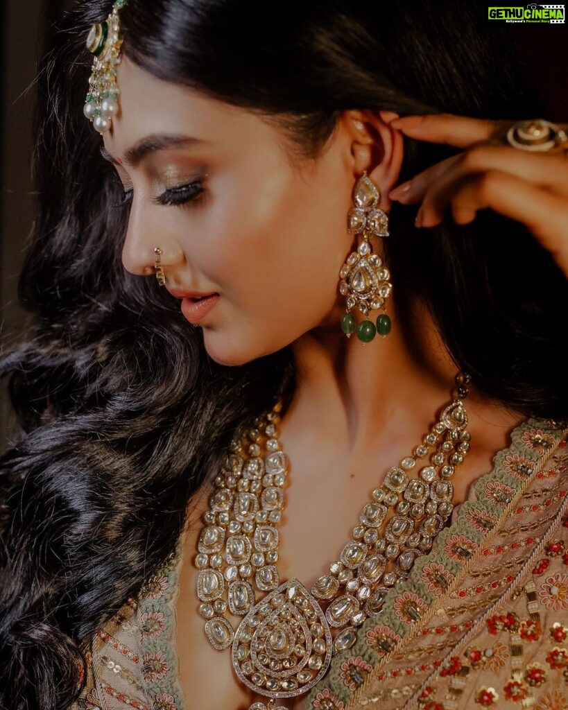 Shivangi Khedkar Instagram - Got that desi feeling 🥀 . . Jewellery: @mkjewels_india Makeup: @forumgami_artistry Hair : @hairbykrinashah Outfit: @emiraasbyindrani Photographer: @fotocaters @lifestylebyfotocaters #indianbride #legenga #indianwedding