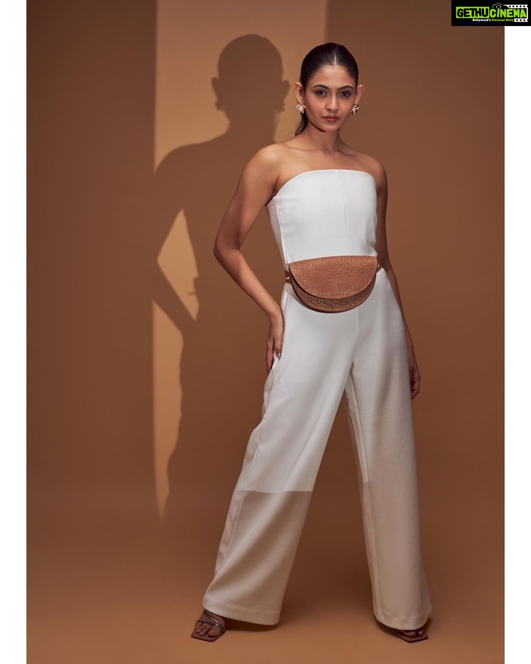 Shivangi Khedkar Instagram - Newest obsession 👜 @shopoddcat . . . @vegastar.entt Photography by @keyur_shailesh #newbag #newcollection #obsession #oddcat #vegastartalent