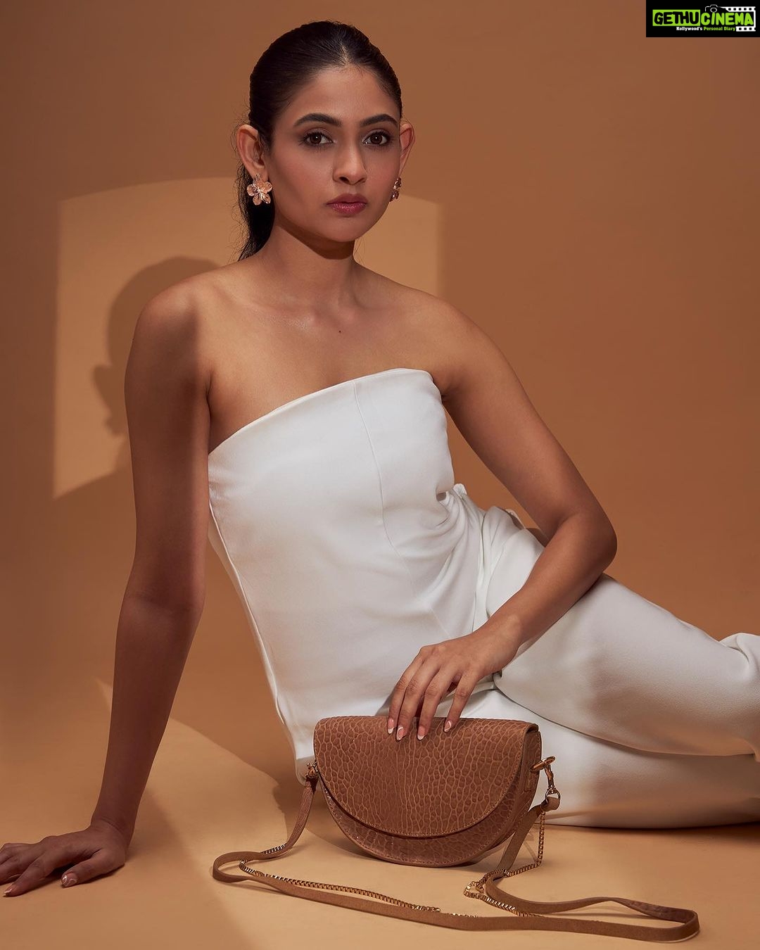 Shivangi Khedkar Instagram - Newest obsession 👜 @shopoddcat . . . @vegastar.entt Photography by @keyur_shailesh #newbag #newcollection #obsession #oddcat #vegastartalent