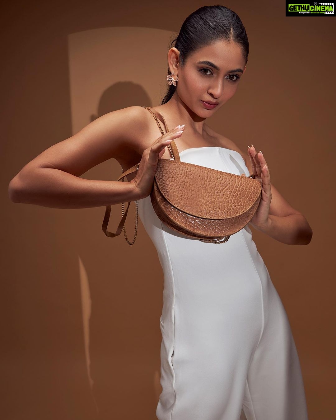 Shivangi Khedkar Instagram - Newest obsession 👜 @shopoddcat . . . @vegastar.entt Photography by @keyur_shailesh #newbag #newcollection #obsession #oddcat #vegastartalent