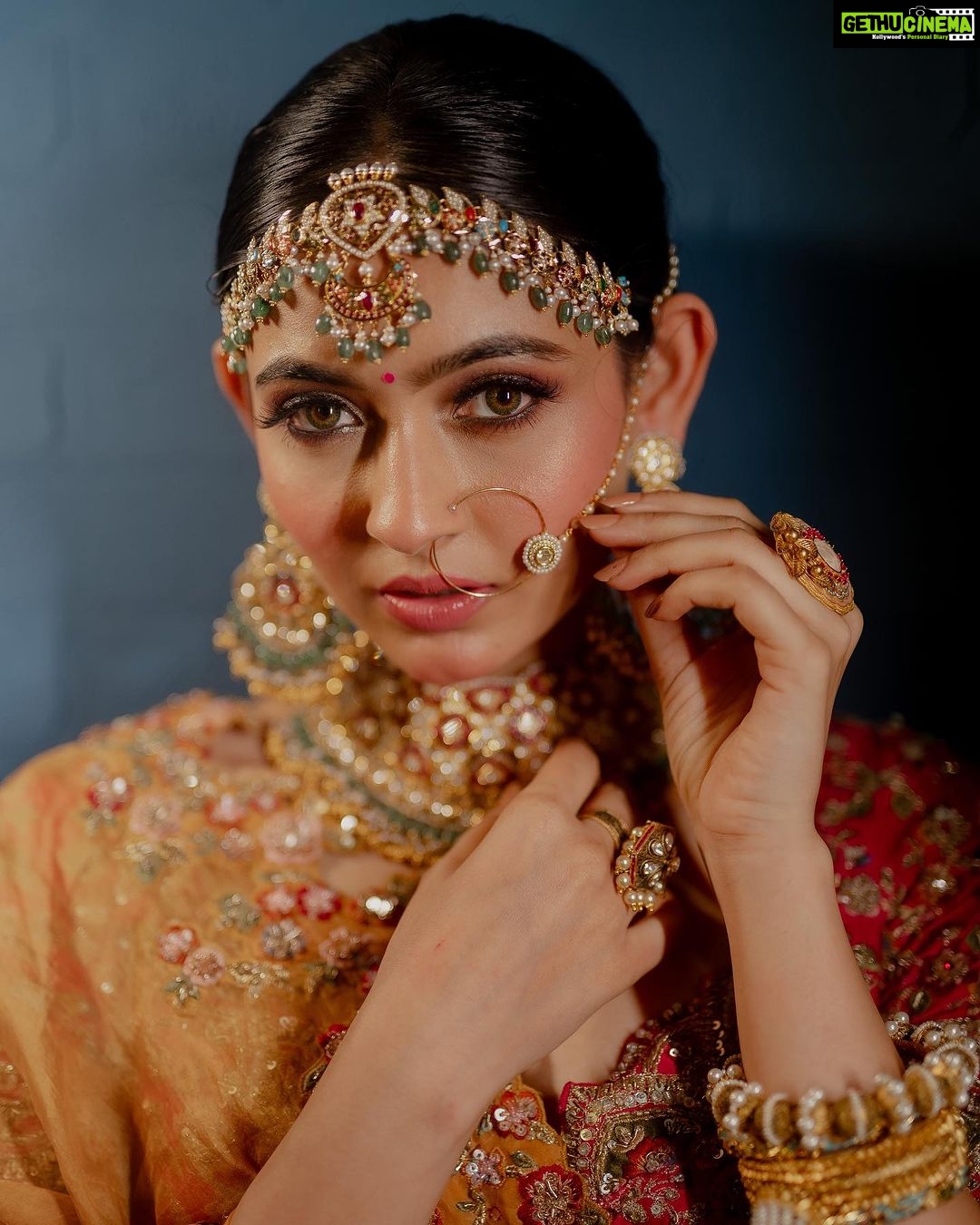 Shivangi Khedkar Instagram - वो नूर का झरना है ✨ Jewellery: @mkjewels_india Makeup: @forumgami_artistry Hair : @hairbykrinashah Outfit: @emiraasbyindrani Photographer: @fotocaters @lifestylebyfotocaters . . . #lehenga #indianwear #fashion
