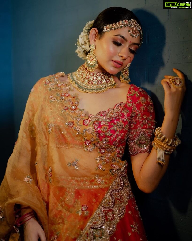Shivangi Khedkar Instagram - वो नूर का झरना है ✨ Jewellery: @mkjewels_india Makeup: @forumgami_artistry Hair : @hairbykrinashah Outfit: @emiraasbyindrani Photographer: @fotocaters @lifestylebyfotocaters . . . #lehenga #indianwear #fashion