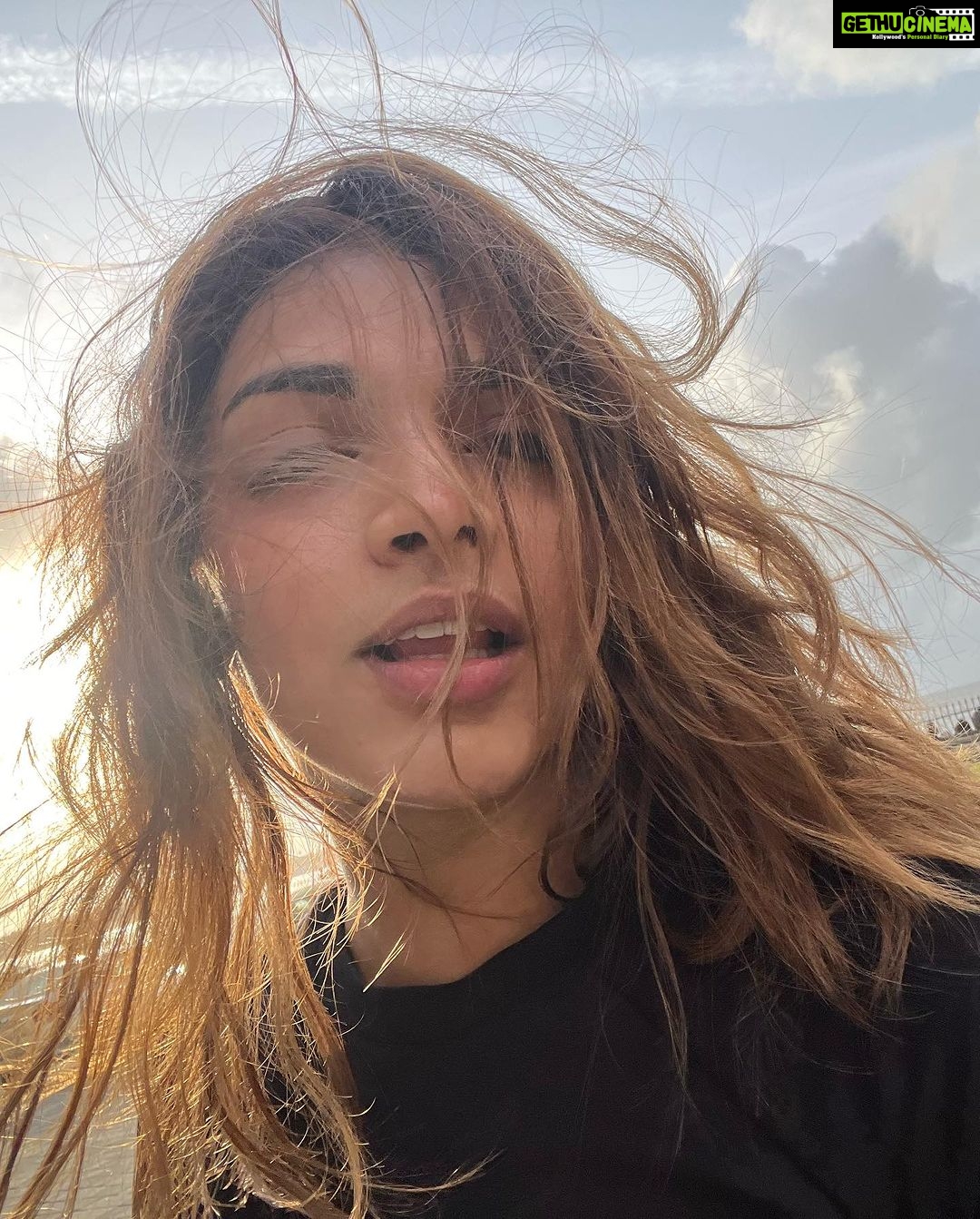 Shivani Jha Instagram - Jinka koi nai hota , unki neend puri hoti hai