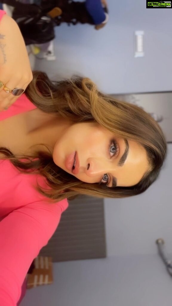 Shivani Jha Instagram - I’m a content creator I create problems for myself ( my new makeup is freaking amazing! #nofilter used! (Not even Paris)🙈🥰 #trending #reels #transition #viral #shivanijha