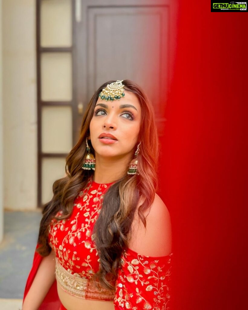 Shivani Jha Instagram - Can’t think of a caption! Any Suggestions? #shivanijha #bhagyalakshmi #red