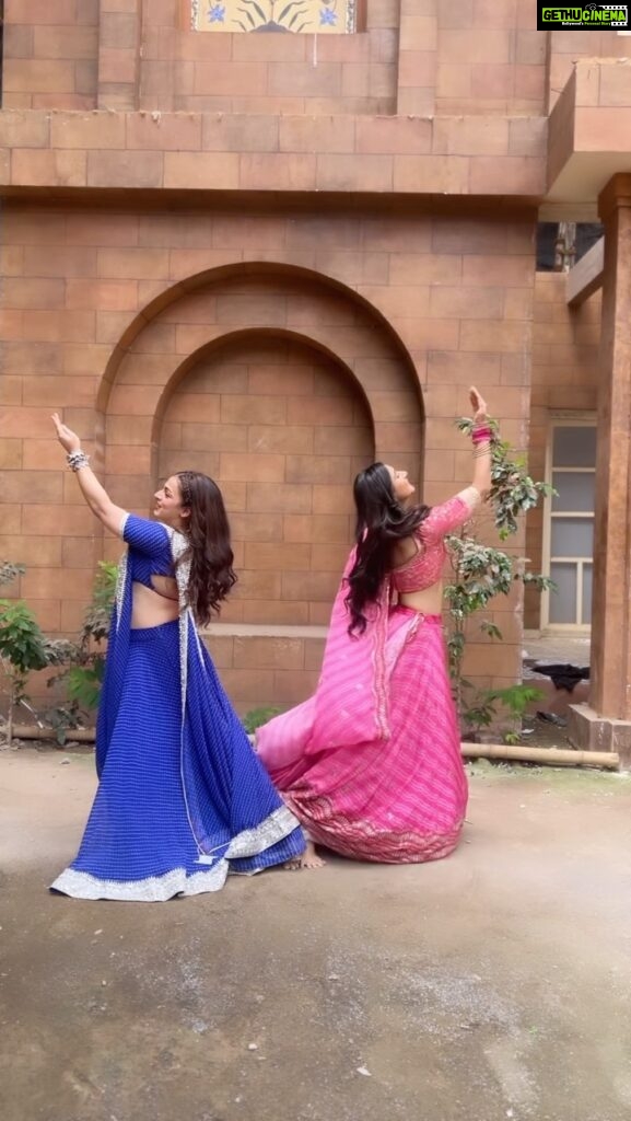 Shivani Jha Instagram - Hone lage hum haseen ❤💙 . . . . . . . . . #reelsinstagram #reels #reelsvideo #reelsviral #reelsinsta #dancer #dance #classical #indian #indiandance #outfits #pink #blue #bhagyalakshmi City Studio