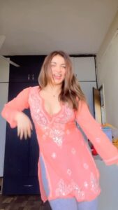 Shivani Jha Instagram - Rate this transition out of 10 🙈 DC- @nidhi.reddy.k #reels #explore #dance #dancereels #afrobeats #shivanijha #beevani #viral #transition