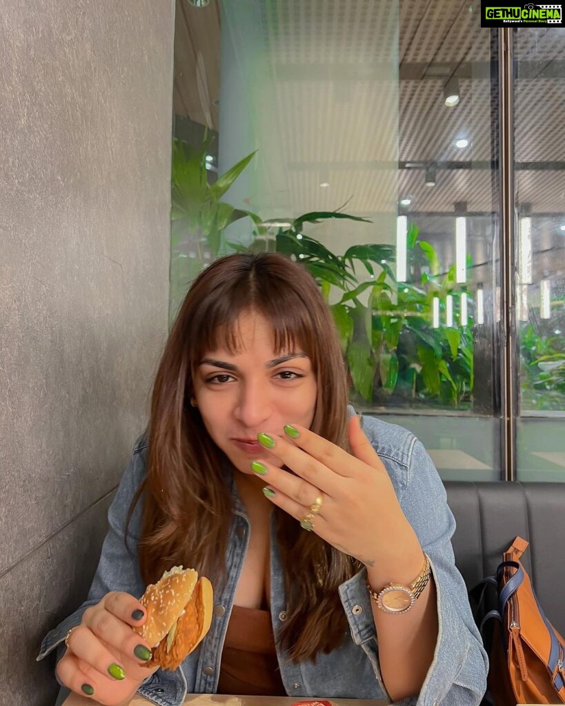 Shivani Jha Instagram - Attachment 🧷 • Got bangs and finished my burger within seconds • My eye changes to brown in the Sun • Alligator nails • Got red light therapy for free • Ate the new Starbucks hazelnut triangle • Mera pyar Delhi, India