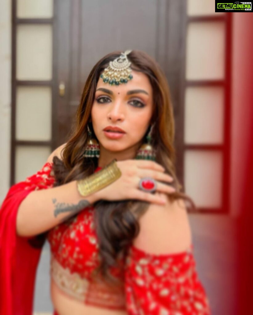 Shivani Jha Instagram - Can’t think of a caption! Any Suggestions? #shivanijha #bhagyalakshmi #red