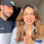 Shivani Jha Instagram – Back with riddles 😂

#reels #explore #trending #heeriye #funny #memes #viral #leeneshmattoo #shivanijha #leevani #couple