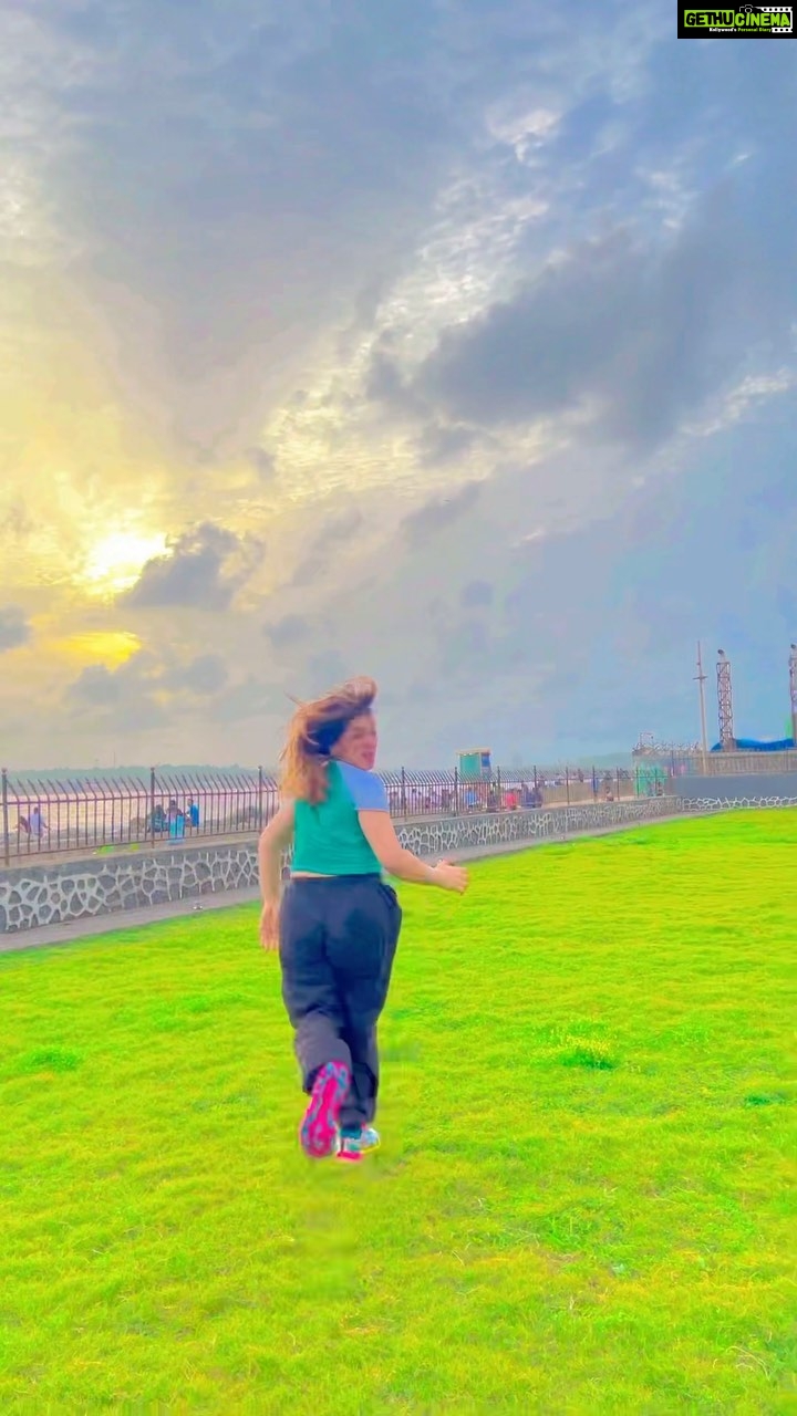 Shivani Jha Instagram - 🏃🏻♀️ #reels #explore #trending #viral #run #leevani #leeneshmattoo #shivanijha