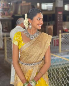 Shivani Rajashekar Instagram - Swipe till the end to see true feelings🙏🏻
Jewellery @orafojewels ❤️