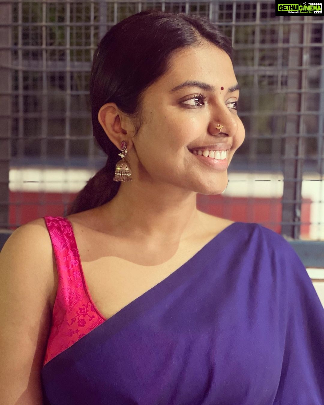 Shivani Rajashekar Instagram - How to be telugu ammayi 101 🤓 Pc @shivathmikar