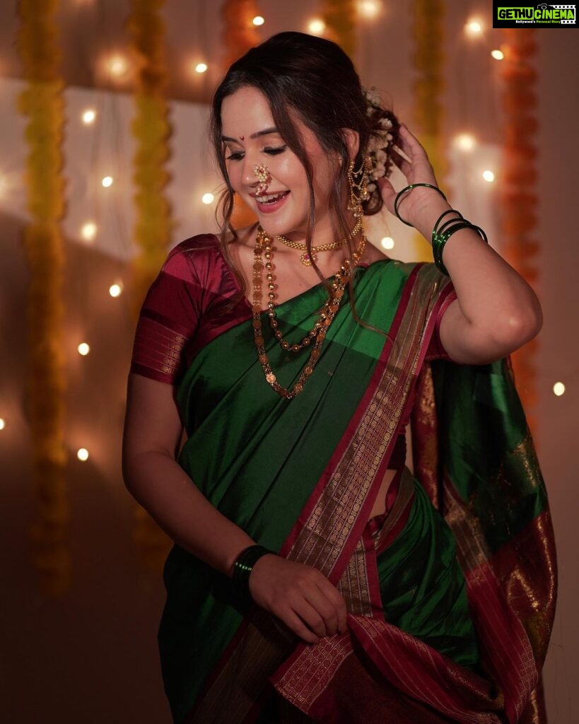 Shivshakti Sachdev Instagram - Marathi Mulgi ✨ Absolutely loved these clicks, if you haven't watched this reel yet.! Go and watch now✨ #marathi #marathiculture #outfit #indian #mumbai #ootd #fashion #indianwear #saree Mumbai - मुंबई