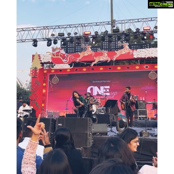 Shraddha Sharma Instagram - Swipe for videos :) My family, my friends and everyone that matters were here and that’s why this show was so special to me. Thank you @bohobazaarfleamarket for having me and everyone who was was part of this show. @yourseventfully @vibhorhasija @pareekjaishrut @saroshtariqofficial @kartikofficial15 @saiprasanna__ @ankushmahajanmusic ❤️ Photo credits- @whitehoodfilms