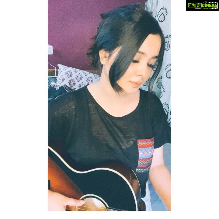 Shraddha Sharma Instagram - Please comment your favourite songs that I have not sung before and I ll mention your name before singing them :)